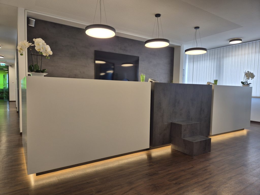 Möbelfolierung - Artzpraxis theke mit voll folierung