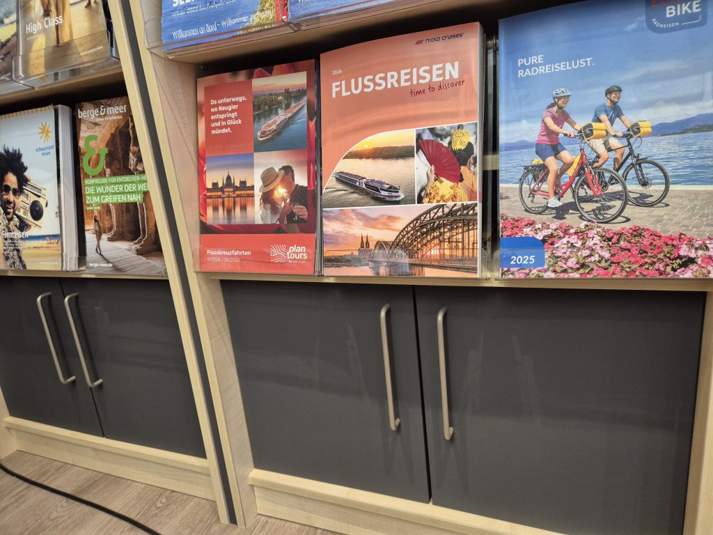 Möbelfolierung - ausstellungsschrank foliert