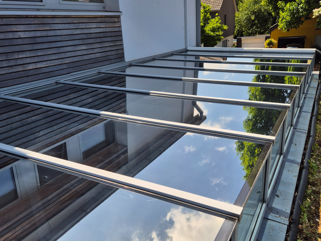 Sonnenschutzfolie – reflektierende Fensterfolie auf Glasfassade, installiert von Plottwerkstatt.